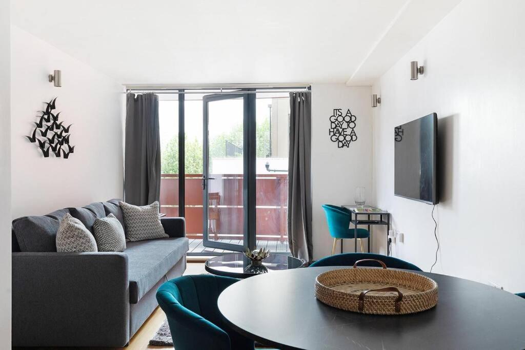 Stylish With Underground Parking Apartment *
