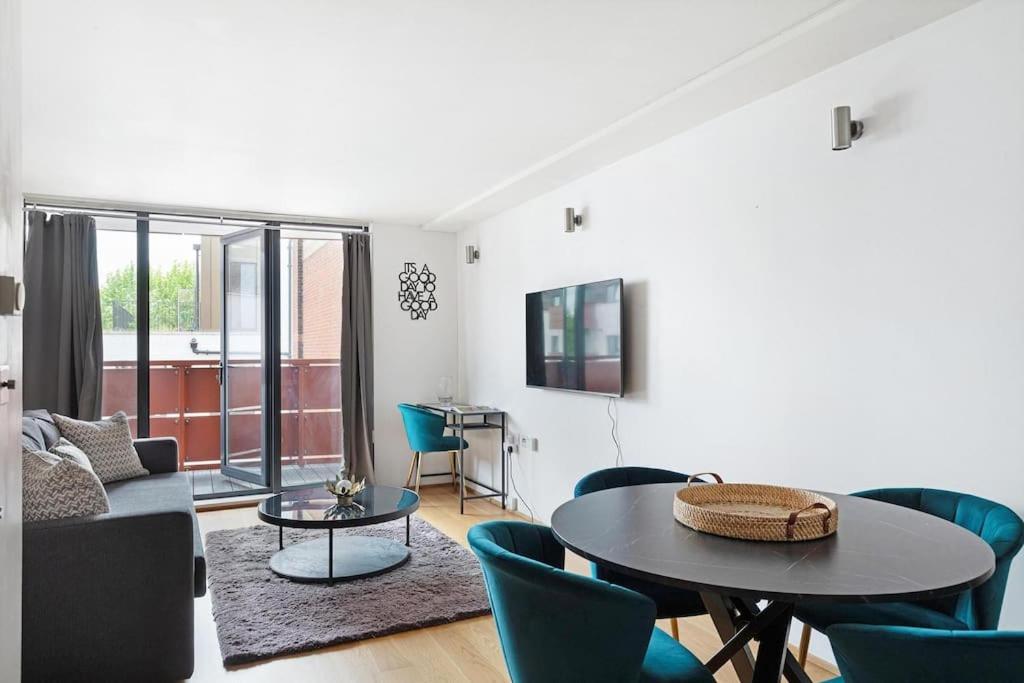 Stylish With Underground Parking Apartment London